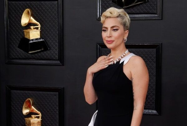Η Lady Gaga διέψευσε τις φήμες περί εγκυμοσύνης