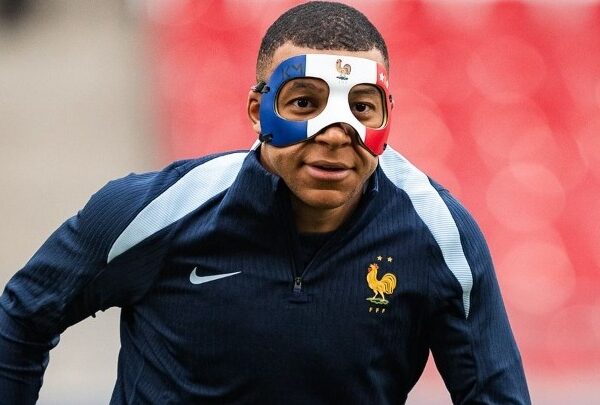 Με μάσκα στην προπόνηση ο Μπαπέ