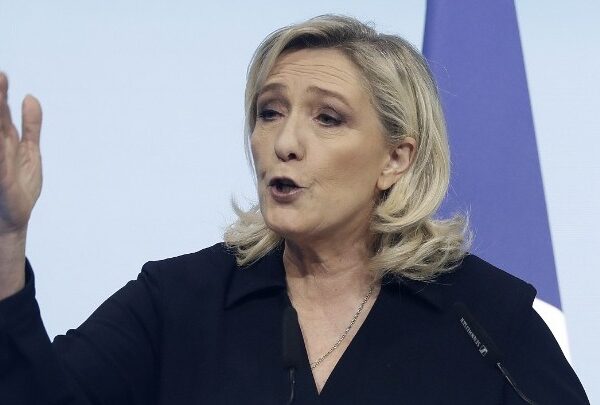 Η Μαρίν Λεπέν προσπαθεί να διατηρήσει ζωντανές τις ελπίδες της για την&hellip;