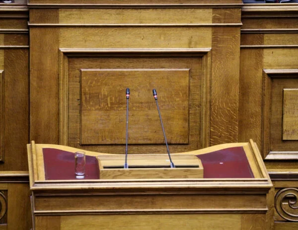 Νίκος Κουτσιανάς / Διάβρωση της εμπιστοσύνης στους πολιτικούς
