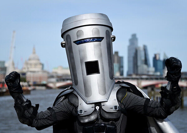 Βρετανία: Ένας… τενεκές, ένα chatbot και ο «το ιπτάμενο τούβλο» διεκδικούν θέση βουλευτή