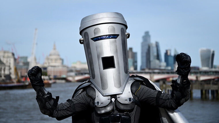 Βρετανία: Ένας… τενεκές, ένα chatbot και ο «το ιπτάμενο τούβλο» διεκδικούν θέση&hellip;