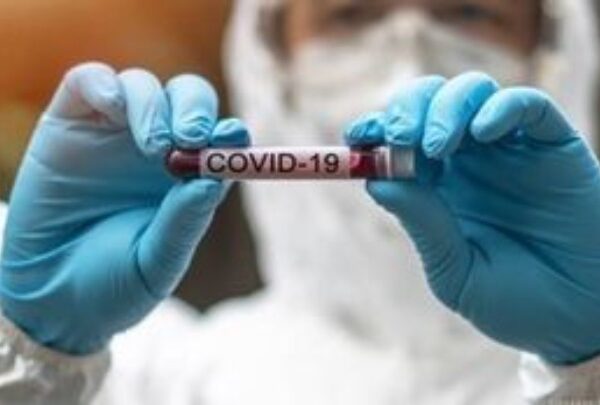 Η Covid-19 εξακολουθεί να προκαλεί 1.700 θανάτους την εβδομάδα