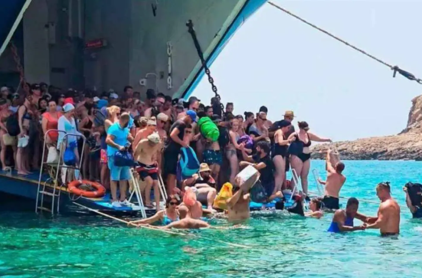 Κρήτη: Το γύρο του κόσμου κάνουν οι εικόνες-ντροπή με τουρίστες στο νερό μέχρι&hellip;