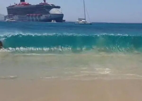 Μύκονος: Πλοίο προκάλεσε τσουνάμι σε παραλία – Δύο τραυματίες και υλικές ζημιές – Συνελήφθη ο πλοίαρχος