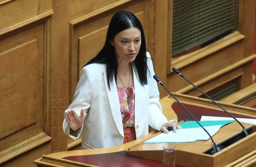 ΠΑΣΟΚ: Υποψήφια πρόεδρος και η Νάντια Γιαννακοπούλου