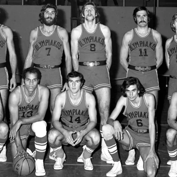 1976: Το πρώτο Κύπελλο μπάσκετ βάφτηκε κόκκινο – Ο Ολυμπιακός επικρατεί της&hellip;