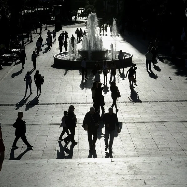 Δημογραφικό “καμπανάκι” για το 2040: Η Ελλάδα γερνά, μειώνεται και αλλάζει –&hellip;