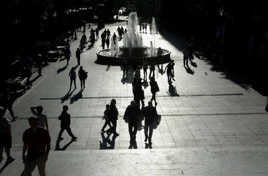 Δημογραφικό “καμπανάκι” για το 2040: Η Ελλάδα γερνά, μειώνεται και αλλάζει – τι αποκαλύπτουν τα νέα δεδομένα