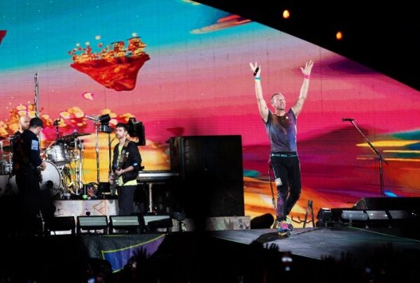 Coldplay: Το βίντεο κλιπ του «Feels Like I’m Falling in Love» από&hellip;