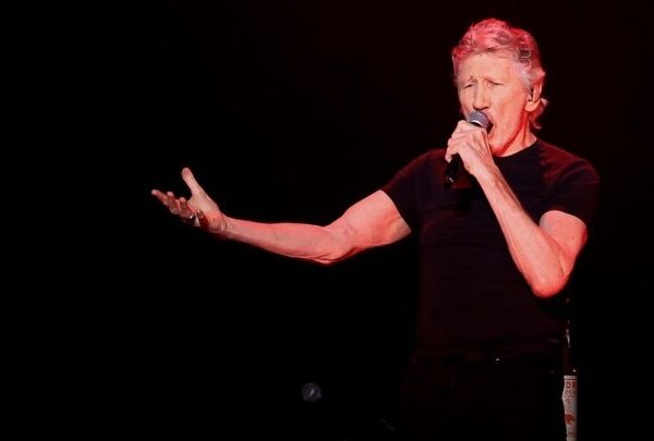 Eτοιμος να χρηματοδοτήσει το WikiLeaks δηλώνει ο Ρότζερ Γουότερς των Pink Floyd