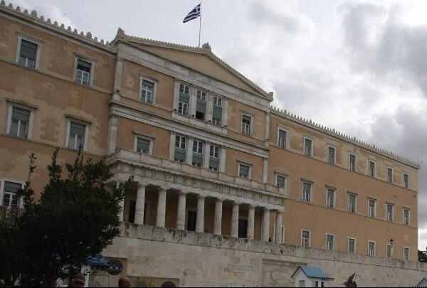 Βουλή: Αναβλήθηκε η συνεδρίαση της επιτροπής Θεσμών μετά την “ανταρσία” βουλευτών της ΝΔ
