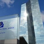 Ανάλυση AnatropiNews / Φρένο στις μειώσεις επιτοκίων από την ΕΚΤ – Οι δασμοί Τραμπ αρχίζουν να πιέζουν την Ευρώπη