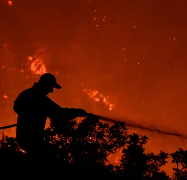 WMO: Οι δασικές πυρκαγιές παράγουν «τοξικό μίγμα» ρύπων που επηρεάζει την ατμόσφαιρα παγκοσμίως