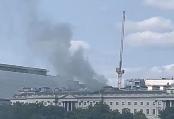 Φωτιά ξέσπασε στη στέγη του Somerset House στο Λονδίνο