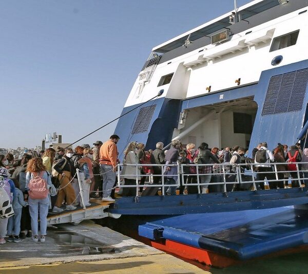 Απαγορευτικές οι διακοπές στα νησιά για τους Έλληνες