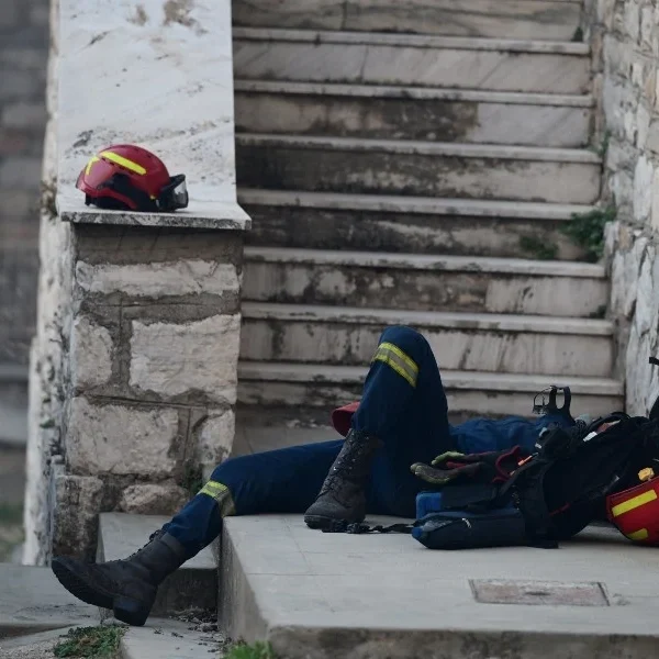 Η μικρή ανάπαυλα του πυροσβέστη μετά την ολονύχτια μάχη