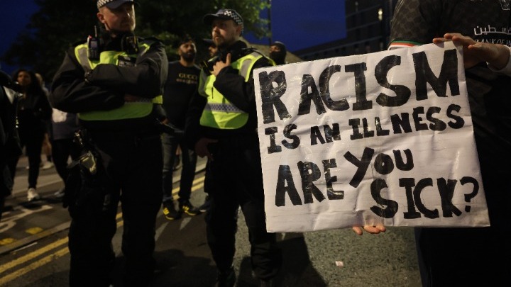 «Στοπ στην άκρα δεξιά»: Συγκεντρώσεις χιλιάδων ανθρώπων στη Μ. Βρετανία για να&hellip;