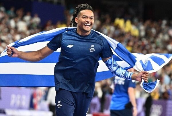 Ο Εμμανουήλ Καραλής σημαιοφόρος στην Τελετή Λήξης