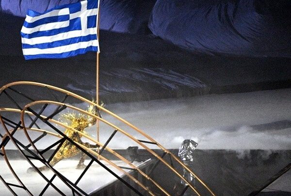 Bonne nuit Παρίσι… Good morning Λος Άντζελες! – Η ελληνική σημαία και ο εθνικός μας ύμνος