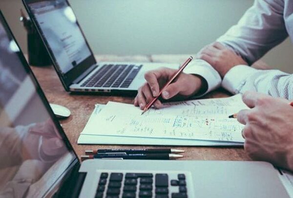 Αυξήσεις στους μισθούς «δια της πλαγίας» από το νέο έτος – Ποιοι κερδίζουν έως και 200 ευρώ τον μήνα