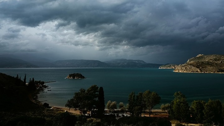 Συννεφιασμένος ο καιρός σήμερα – Έρχονται βροχές και καταιγίδες από Τρίτη