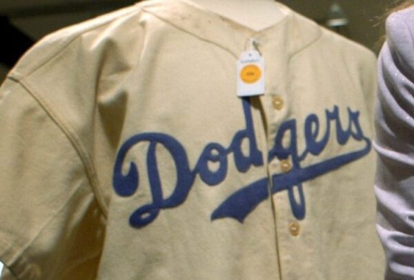 H φανέλα του Μπέιμπ Ρουθ από ιστορικό αγώνα σημείωσε ρεκόρ πώλησης σε&hellip;