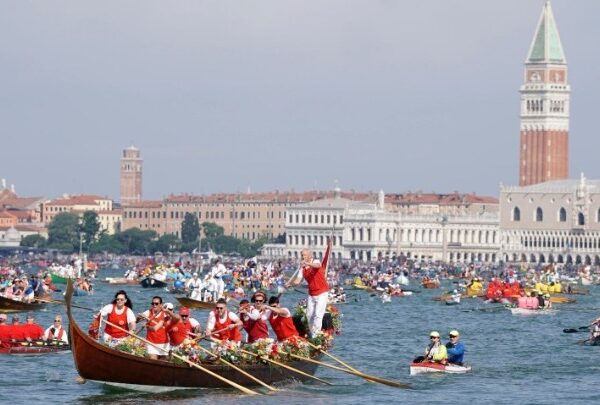 Υπερτουρισμός: Η Βενετία θα περιορίσει στα 25 άτομα τα τουριστικά γκρουπ