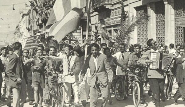 1974 & 1944: Η Αθήνα γιορτάζει την ελευθερία της