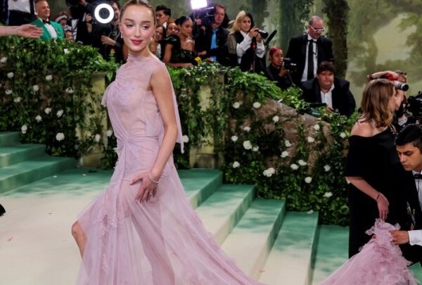 Η Φοίβη Ντάινεβορ στο καστ της νέας ταινίας «Famous» με τον Ζακ&hellip;