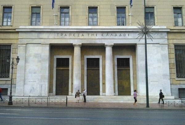 Ο «Μεγάλος Αδελφός» των χρεών: Πλήρης χαρτογράφηση των οφειλών κάθε νοικοκυριού από την ΤτΕ