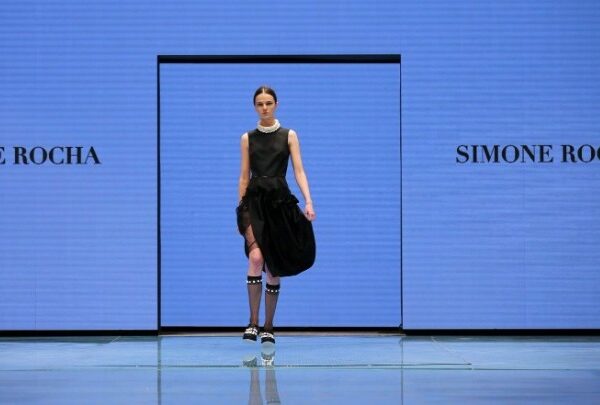 Η ιστορία της ζωής και του έργου της Simone Rocha σε νέο&hellip;