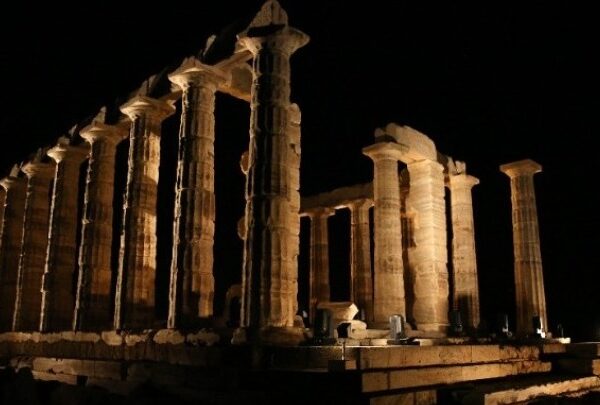 Εντυπωσιακός ο νέος φωτισμός του ναού του Ποσειδώνα στο Σούνιο