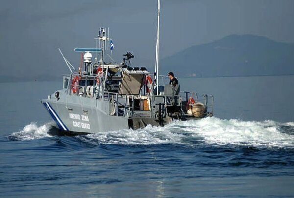 4 νεκροί και 30 διασωθέντες ο μέχρι στιγμής απολογισμός απο τη βύθιση λέμβου με μετανάστες στη Σάμο