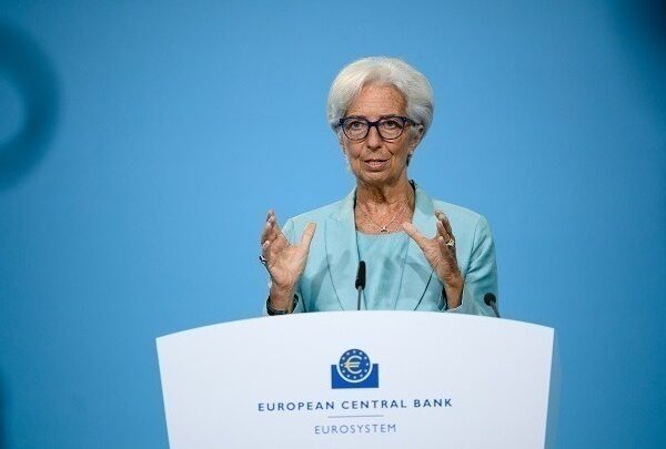 Αποφασισμένη να ολοκληρώσει τη θητεία της στην ΕΚΤ η Κριστίν Λαγκάρντ – Συζητήσεις με τον Σβαμπ για την ηγεσία του WEF
