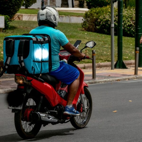 Καύσωνας: Κομμένο το delivery και εξωτερικές εργασίες – Τι ισχύει για τηλεργασία&hellip;