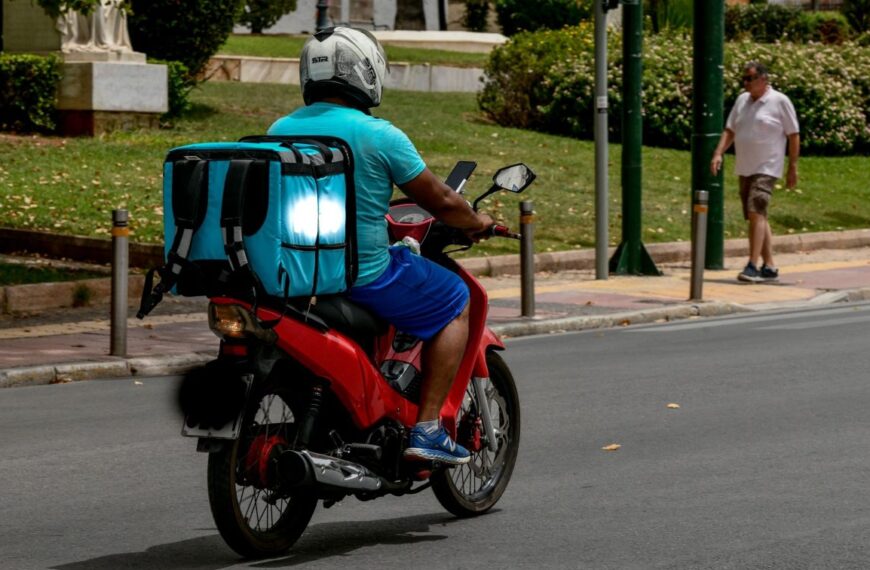 Καύσωνας: Κομμένο το delivery και εξωτερικές εργασίες – Τι ισχύει για τηλεργασία&hellip;