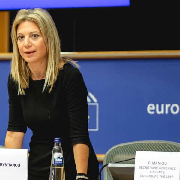 Μαρία Καρυστιανού: Παρέμβαση στο Ευρωκοινοβούλιο – «Η κυβέρνηση προσπαθεί να σας χειραγωγήσει»