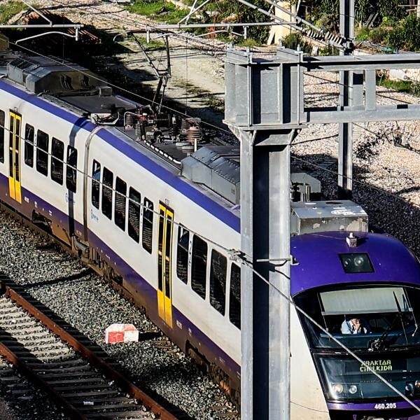 Παραλίγο τραγωδία: Συρμός του προαστιακού μπήκε στη γραμμή του μετρό