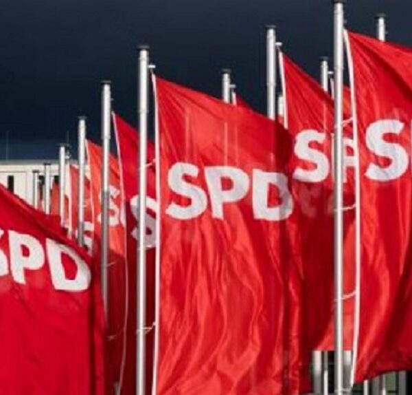Το SPD βγάζει… φλας αριστερά ελπίζοντας στο θαύμα