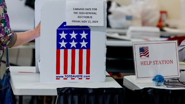 Εκλογές στις ΗΠΑ/ Οι υποψήφιοι για τον Λευκό Οίκο προσπαθούν να προσελκύσουν τους Αμερικανούς του εξωτερικού