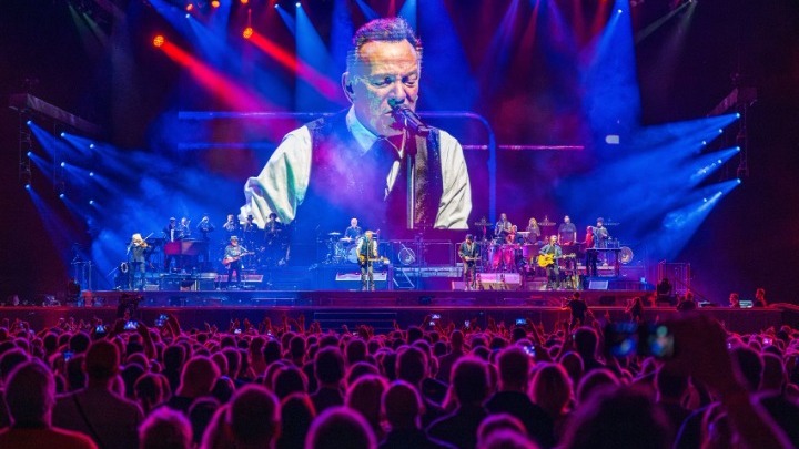 Εκλογές στις ΗΠΑ / Ο Μπρους Σπρίνγκστιν στον προεκλογικό αγώνα με τους Μπάρακ&hellip;