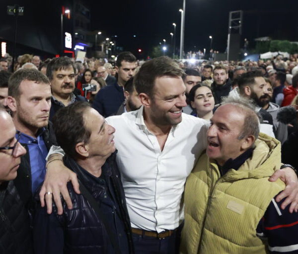 Χάος στο συνέδριο του ΣΥΡΙΖΑ – Κασσελάκης: «Θα μπω στον χώρο μόλις μπει και ο τελευταίος εκλεγμένος σύνεδρος»