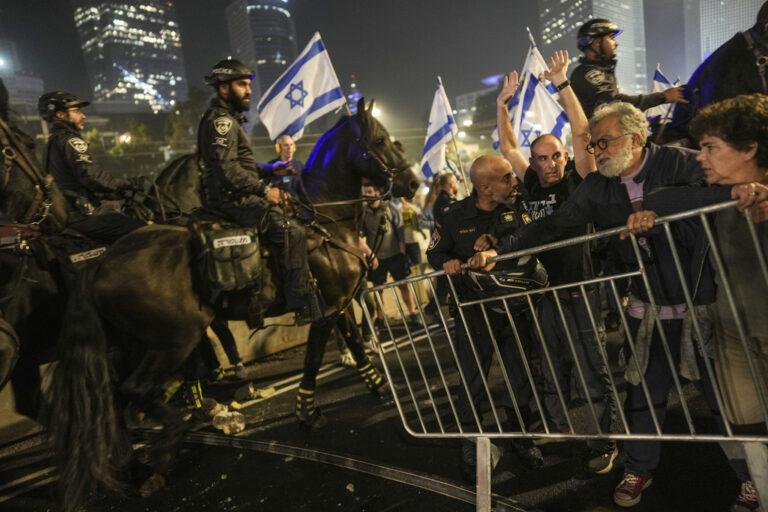 Τελ Αβίβ: Μεγάλη διαδήλωση κατά της αποπομπής του υπουργού Άμυνας Γιοάβ Γκάλαντ