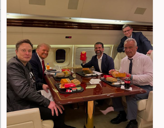 Οι Τραμπ, Μασκ και Κένεντι Τζούνιορ τρώνε fast-food αφού υποσχέθηκαν να… «ξαναδώσουν στην Αμερική την υγεία της»