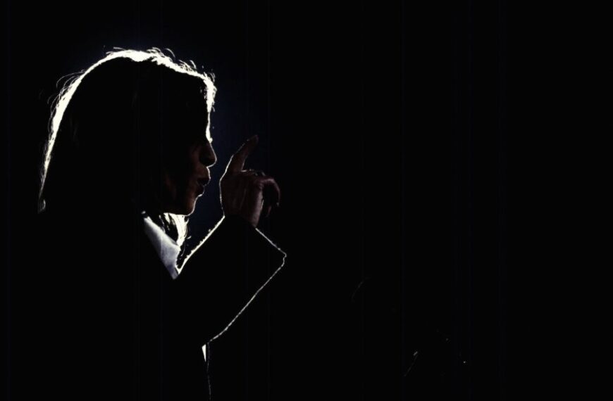 Κάμαλα Χάρις: Οι 10+1 “σκιές” που μπορεί να την οδηγήσουν στην ήττα