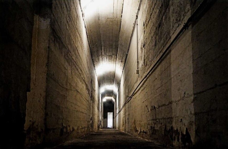 «Τα Καταφύγια της Αττικής»: Ένα βιβλίο – ξεναγός στην άγνωστη υπόγεια Αττική