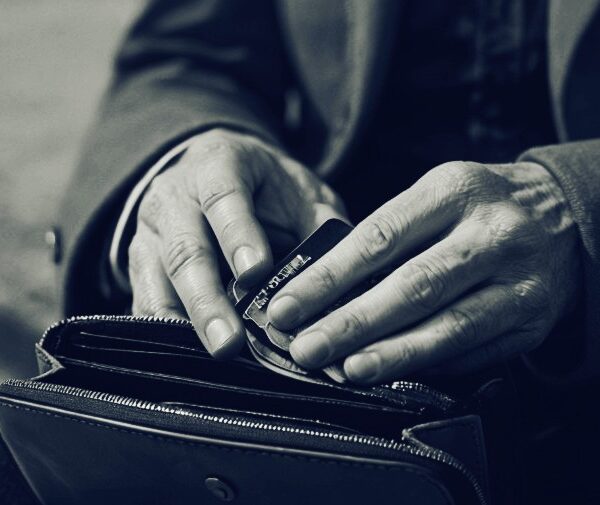 Μισθοί: Τρίτη από το τέλος η Ελλάδα