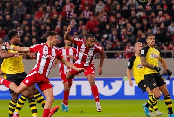 Ο Ολυμπιακός συνέτριψε την ΑΕΚ με 4άρα