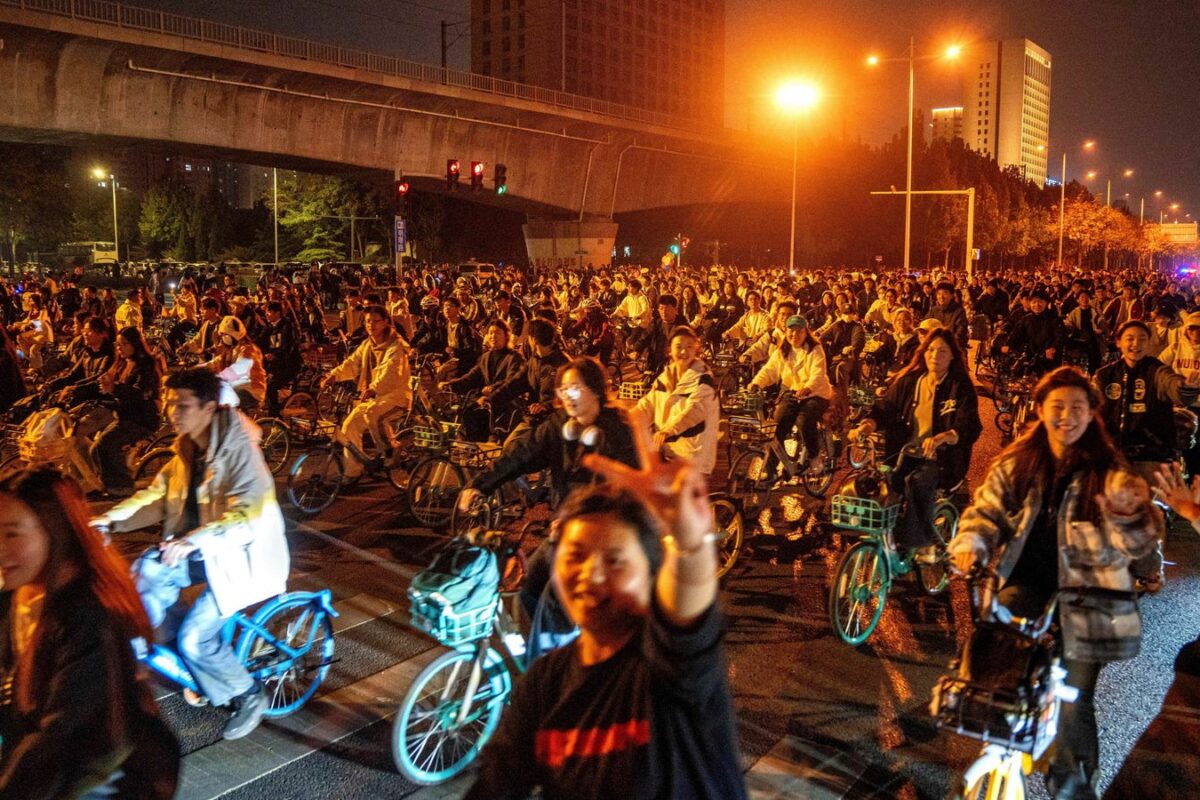 Κίνα: Η μεγάλη πορεία για τα καλύτερα… ντάμπλινγκ προκάλεσε κυκλοφοριακό έμφραγμα (και μία…